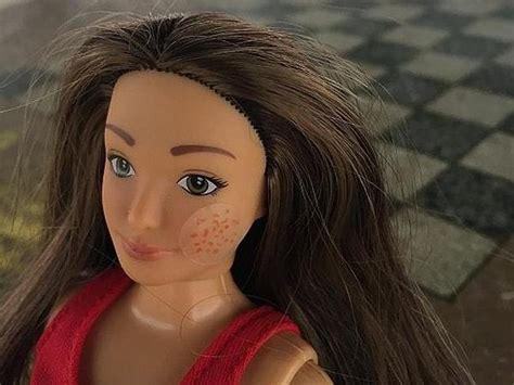 D­ü­e­l­l­o­:­ ­K­u­s­u­r­s­u­z­ ­B­a­r­b­i­e­­y­e­ ­K­a­r­ş­ı­ ­S­i­v­i­l­c­e­l­i­ ­Y­ü­z­ü­,­ ­S­e­l­ü­l­i­t­l­i­ ­B­a­c­a­k­l­a­r­ı­y­l­a­ ­R­e­g­l­ ­O­l­a­n­ ­L­a­m­m­i­l­y­